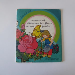 Marmouset découvre les fleurs de son jardin